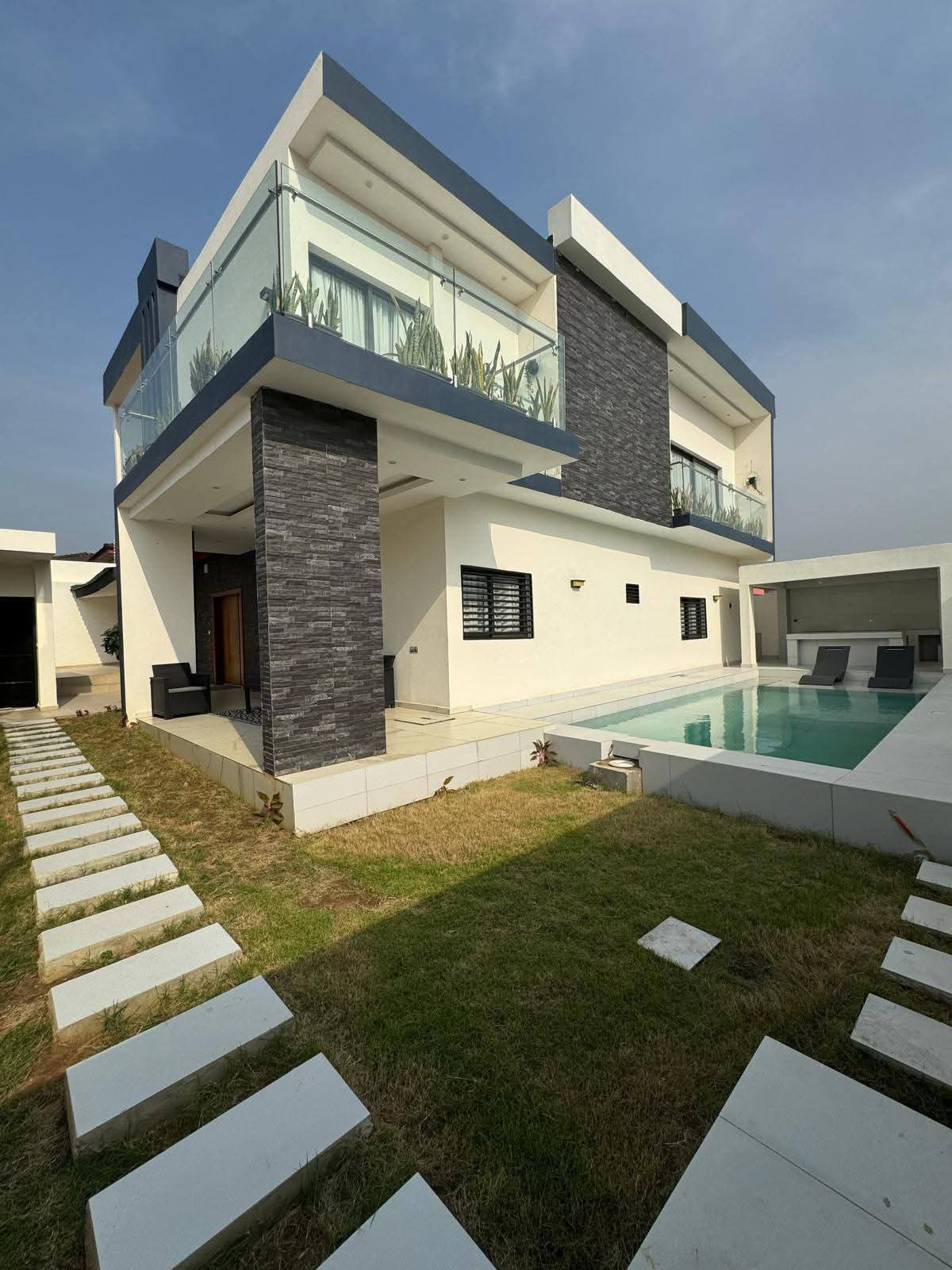 VILLA  RAY ( VILLA MEUBLÉE DUPLEX TRES HAUT STANDING 7 PIÈCES )