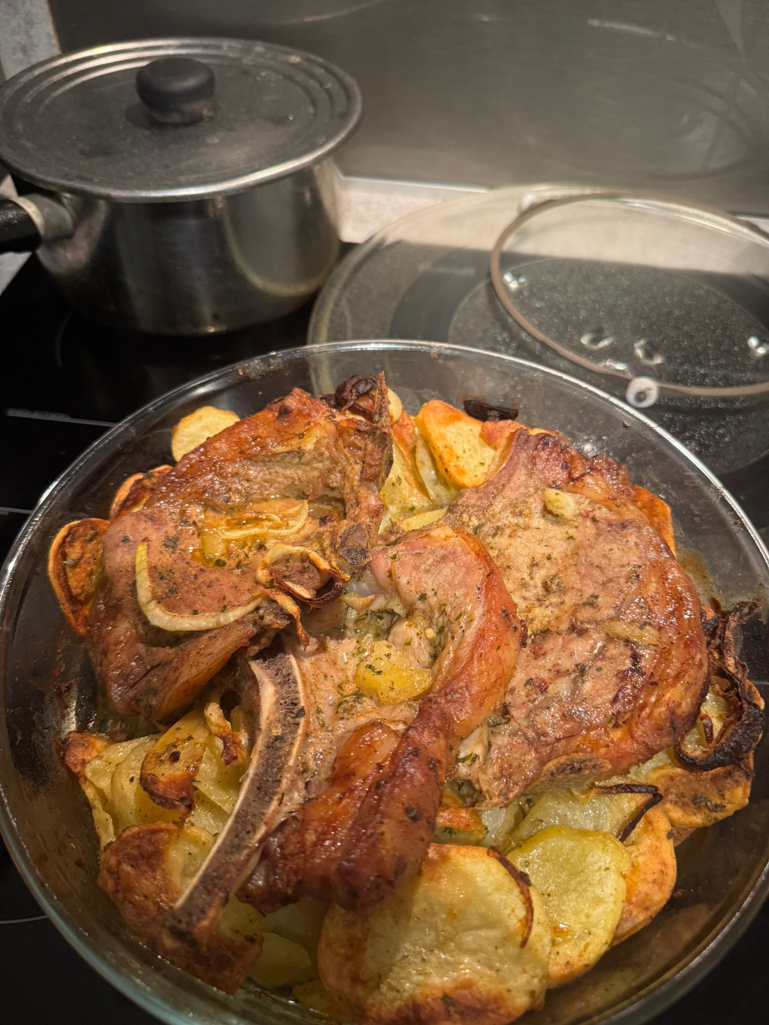 Côtelette de porc accompagnées de pomme de terre cui au four